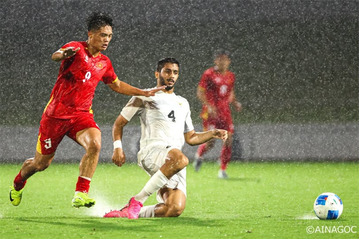 U23 Việt Nam lãng phí nhiều cơ hội trước U23 Kuwait. Ảnh: AINAGOC