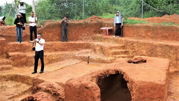 Khu mộ gạch cổ được phát hiện vào tháng 5 vừa qua, trong quá trình người dân trồng cây tại đường liên thôn thuộc xóm Rú Bụt, xã Kim Liên (Nghệ An). Ảnh: Báo Nhân dân