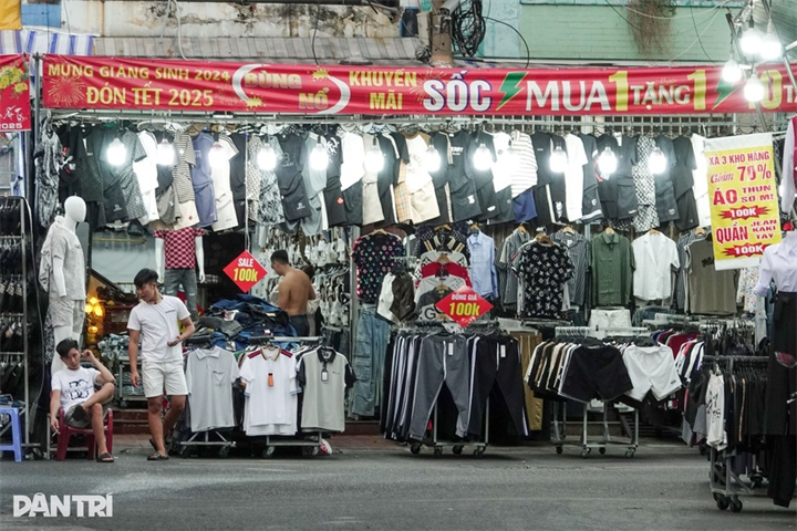 Hộ kinh doanh buôn bán tại chợ truyền thống (Ảnh: Bảo Quyên).