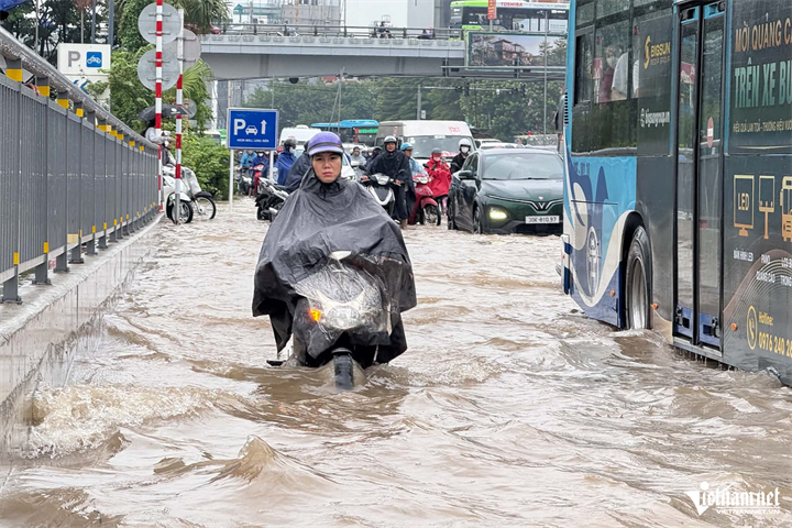 Mưa lớn gây ngập úng tại Hà Nội ngày 15/9. Ảnh: Đình Hiếu
