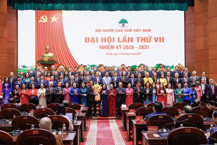 Chủ tịch Bùi Thị Minh Hoài tặng hoa chúc mừng Ban Chấp hành Hội Người cao tuổi Việt Nam khóa VII, nhiệm kỳ 2026 – 2031 (Ảnh: Quang Vinh).
