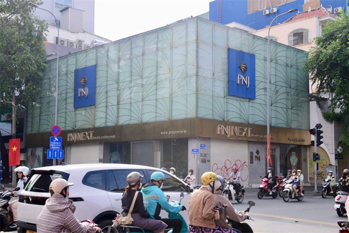PNJ sẽ rút ngắn thời gian thanh toán cho khách hàng bán vàng, kim cương thay vì 120 ngày như quy định hiện tại - Ảnh: QUANG ĐỊNH