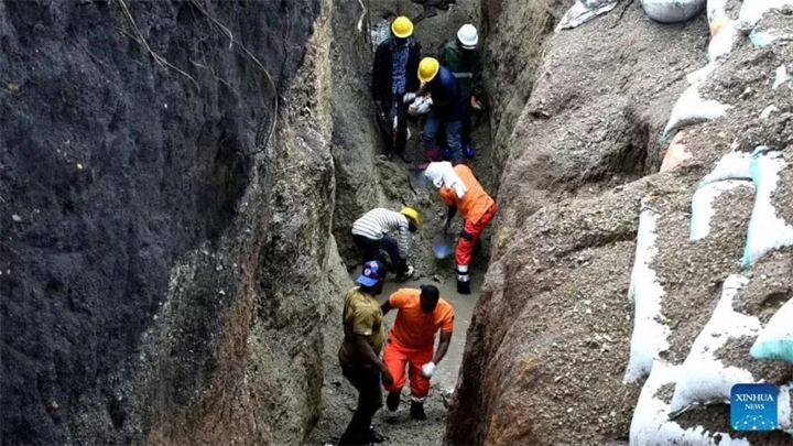 Các hoạt động khai thác vàng ở châu Phi cũng đối mặt với nhiều rủi ro. Trong ảnh, lực lượng cứu hộ tìm kiếm người sống sót tại một mỏ vàng sau khi mỏ này sập do mưa lớn ở vùng Simiyu, Tanzania, ngày 14/1/2024. Ảnh: Tân hoa xã