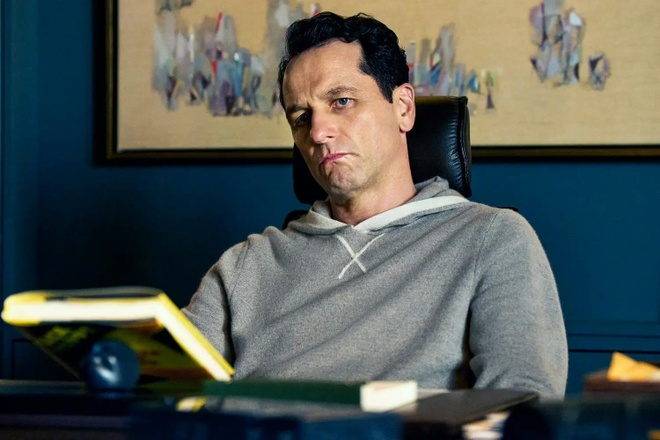 Matthew Rhys trong phim The Beast in Me. Ảnh: Netflix.