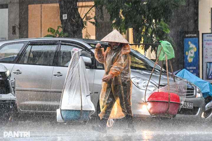 Dự báo mưa lớn tại Hà Nội kéo dài đến 17/9 (Ảnh: Nguyễn Hải).
