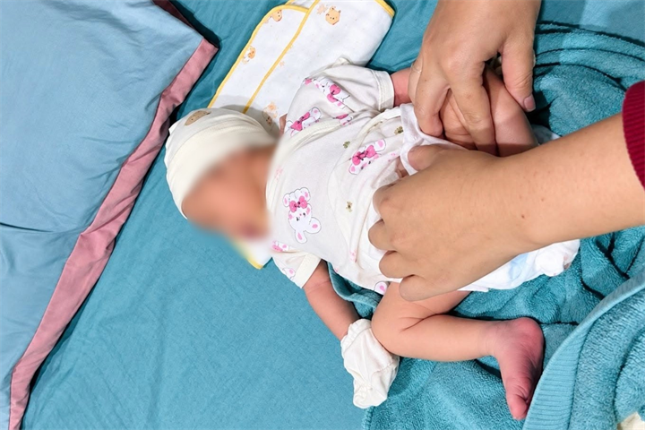 Bé gái sơ sinh đang được chăm sóc, sức khỏe ổn định. Ảnh: VietNamnet