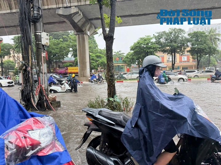 Mưa lớn gây ngập nhiều tuyến đường tại Hà Nội vào sáng 17/9. Ảnh: H.Yên