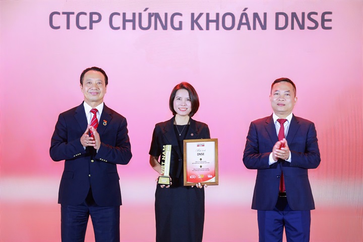 Bà Nguyễn Thị Tuyến, Giám đốc vận hành DNSE nhận vinh danh Top 10 công ty chứng khoán tư nhân và Top 15 công ty chứng khoán nộp ngân sách lớn nhất Việt Nam. Nguồn ảnh DNSE