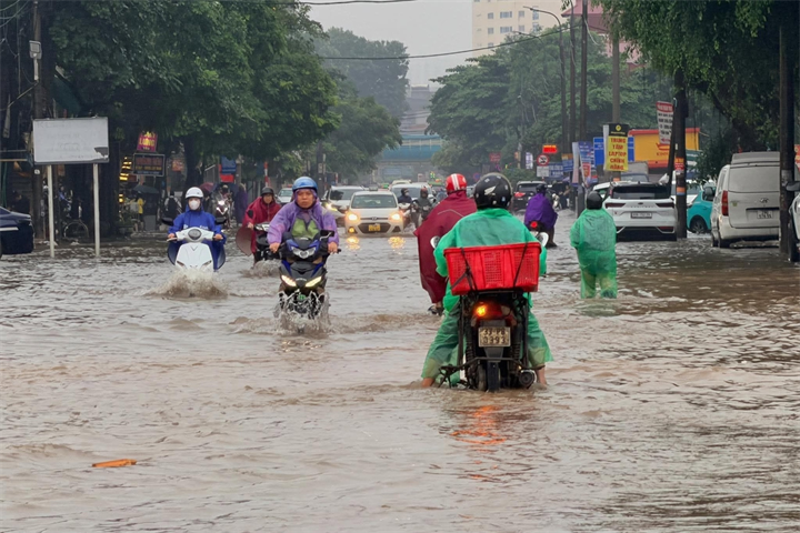 Đường 70 đoạn qua Khu đô thị Xa La, phường Hà Đông, chìm trong “biển nước”. Ảnh: Đình Hiếu/Vietnamnet