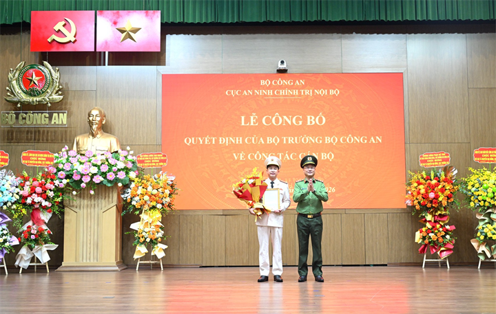 Thứ trưởng Phạm Thế Tùng trao Quyết định và tặng hoa chúc mừng tân Cục trưởng Cục An ninh chính trị nội bộ. Ảnh: Cổng thông tin điện tử Bộ Công an