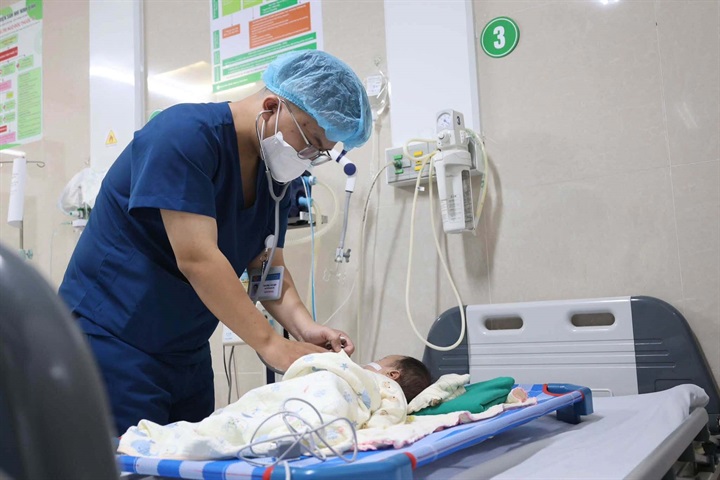 Người thân nhỏ nhầm axit, trẻ 1 tháng tuổi phải đặt nội khí quản. Ảnh: BVCC