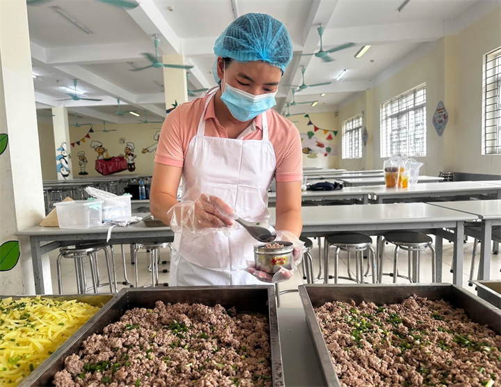 Trường Tiểu học Đức Giang - phân hiệu Thượng Thanh nấu ăn tại trường ngày 9/9. Ảnh: Ngô Thảo/Vietnamnet