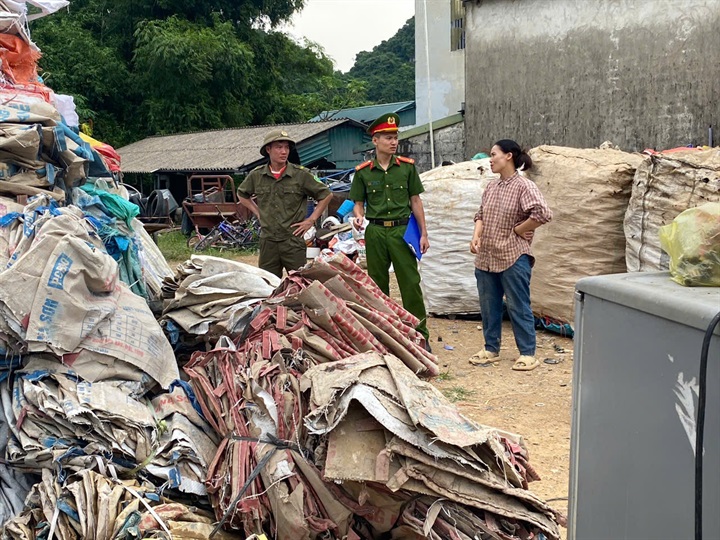 Cảnh sát khu vực làm việc, tuyên truyền Chủ cơ sở thu mua phế liệu. Ảnh Công an tỉnh Phú Thọ.