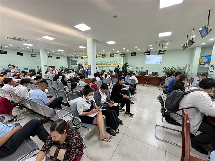 Người dân làm thủ tục cấp sổ đỏ tại một chi nhánh Văn phòng đăng ký đất đai. Ảnh: Đình Sơn/Thanh Niên