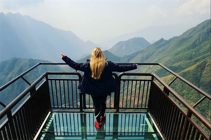 Du khách quốc tế check-in cầu kính Rồng Mây, tỉnh Lai Châu, năm 2020. Ảnh: @weronika_sm/ZNews