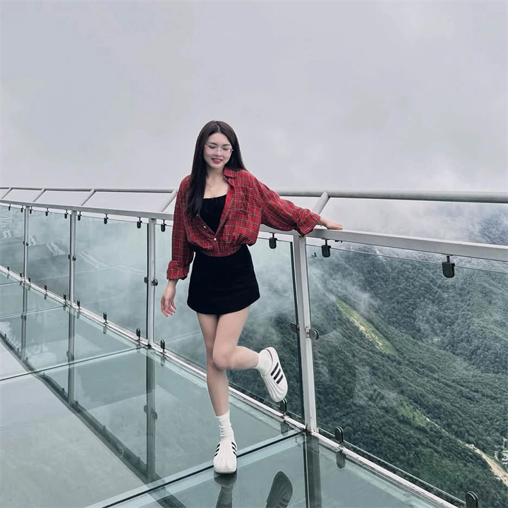 Thông tin Cầu kính Rồng Mây tạm dừng hoạt động nhận được sự quan tâm của du khách. Ảnh: Mai Trần/Dân trí