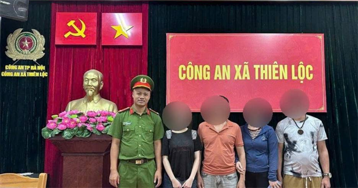 Công an xã Thiên Lộc bàn giao V về với gia đình. (Ảnh: Công an Hà Nội)