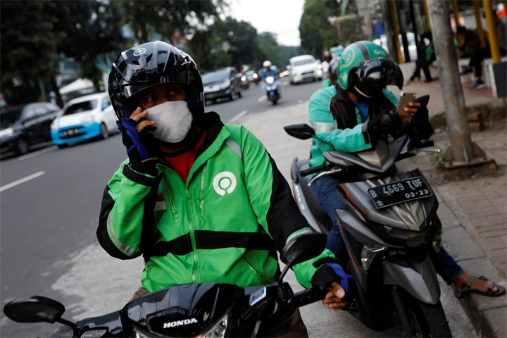 Các công ty cung cấp nền tảng như Gojek và Grab tại Indonesia bắt đầu áp dụng mức khấu trừ hoa hồng 8% từ ngày 1/7. Ảnh: Reuters.