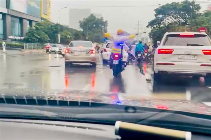 Tổ công tác mở đường cho xe chở người đàn ông đang ngất trên xe đến bệnh viện. Ảnh CACC.
