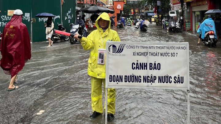 Hà Nội xuất hiện nhiều điểm úng ngập sau trận mưa lớn. Ảnh: Công ty Thoát nước