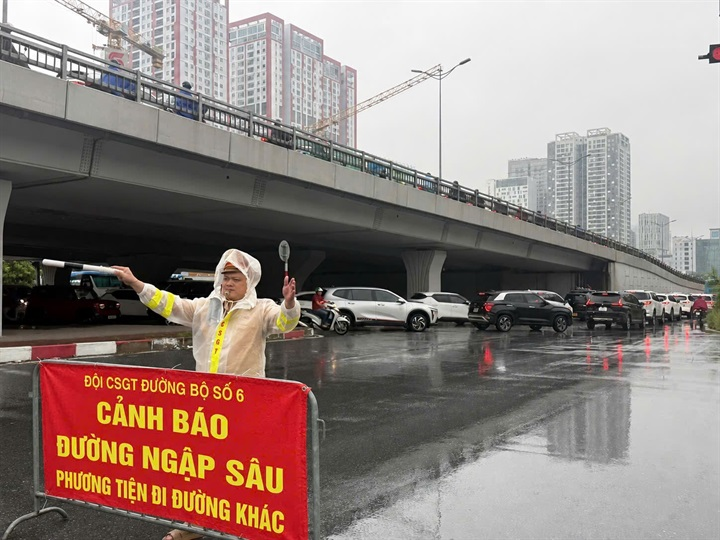 Tại các vị trí ngập sâu, lực lượng chức năng đặt biển cảnh báo. Ảnh: CACC/Thành Lâm
