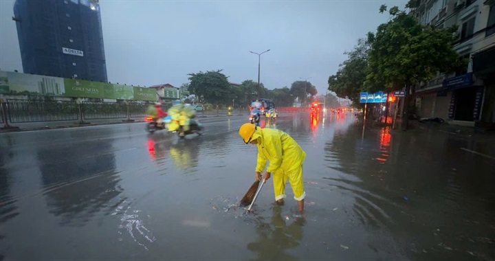 Lượng mưa cao nhất gần 200mm, nhân viên xí nghiệp ứng trực tại điểm Ngọc Hồi. Ảnh: Công ty Thoát nước