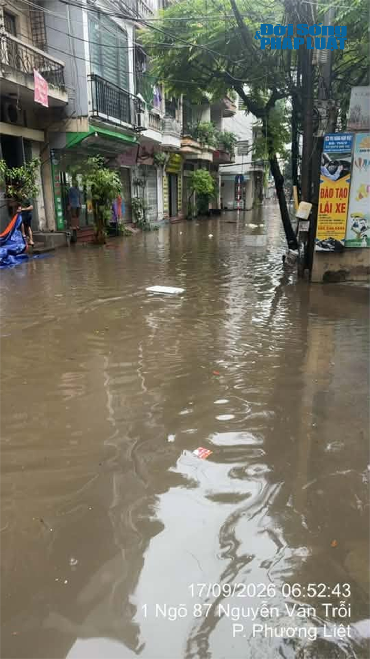 Đường Nguyễn Văn Trỗi bị ngập sâu. Ảnh: Nguyễn Thăng