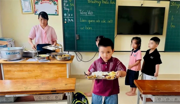 Học sinh Trường Tiểu học Đồng Thuận với bữa ăn bán trú tại trường. Ảnh: Quốc Nam/Tuổi trẻ Online