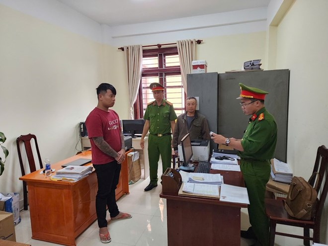 Cơ quan Cảnh sát điều tra thi hành lệnh bắt bị can để tạm giam đối với Đặng Anh Khoa. Ảnh: Công an tỉnh Lâm Đồng