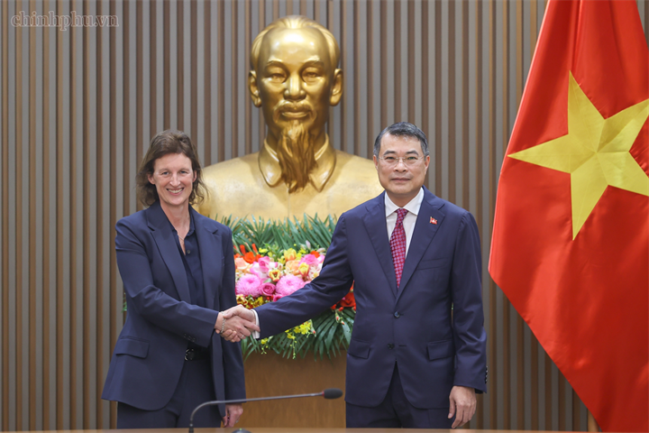 Thủ tướng Lê Minh Hưng tiếp bà Fiona Bassett, Tổng Giám đốc điều hành Tổ chức FTSE Russell - Ảnh: chinhphu.vn/Nhật Bắc
