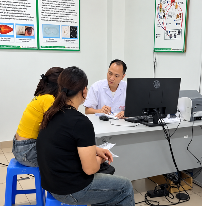 ThS.BS. Nguyễn Quốc Phương - Trưởng khoa Kiểm soát Nhiễm khuẩn, Bệnh viện Bệnh Nhiệt đới Trung ương tư vấn bệnh cho bệnh nhân. Ảnh: BVCC