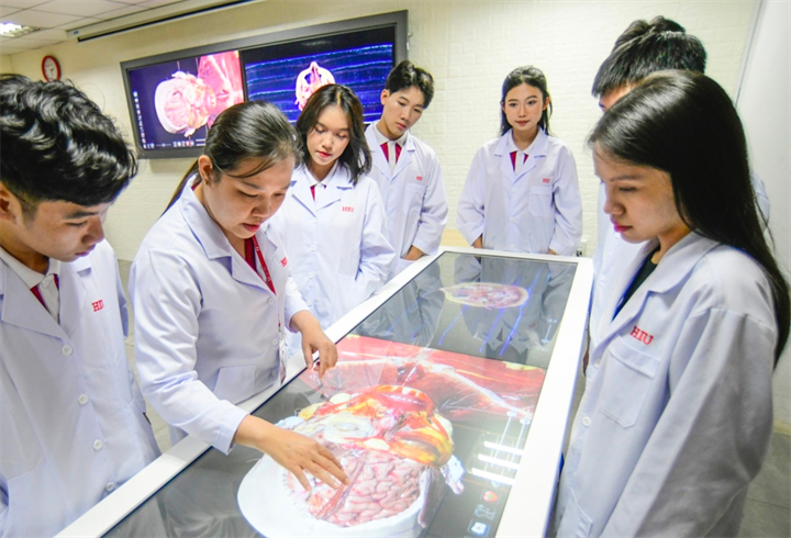 Giảng viên, sinh viên ngành Y khoa, Học viện Quốc tế Hồng Bàng. Ảnh: HIU