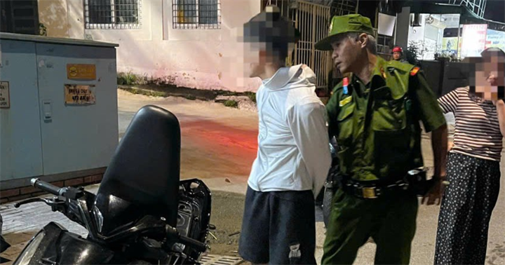Khống chế và thu giữ hung khí của thanh niên mang theo. (Ảnh: Công an TP Quảng Ninh)
