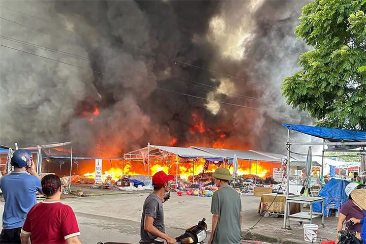 Vụ cháy thiêu rụi nhiều tài sản. Ảnh: Vietnamnet