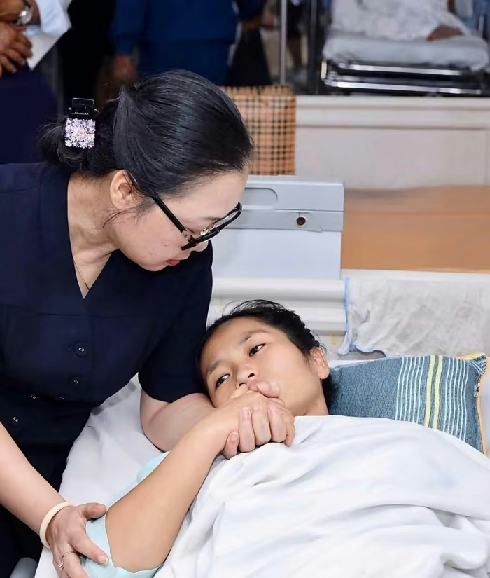 Thứ trưởng Bộ Giáo dục và Đào tạo Nguyễn Thị Quyên Thanh đến Bệnh viện Việt Đức thăm và động viên cô giáo Hoàng Thị Hiền. Ảnh: CTV/ VietNamNet.