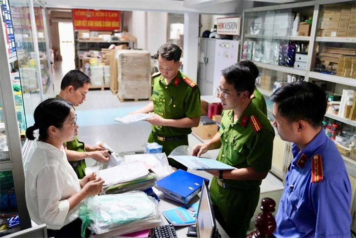 Công an đọc lệnh khám xét khẩn cấp nơi ở và nơi làm việc của bà Nguyễn Thị Thanh Huyền, Giám đốc Công ty TNHH thương mại và dịch vụ Sông Lam, hồi tháng 6 (Ảnh: Công an Phú Thọ). / Theo báo Dân trí.