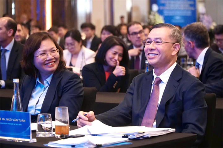 Ông Ngô Văn Tuấn - Bộ trưởng Bộ Tài chính và bà Vũ Thị Chân Phương - Chủ tịch Uỷ ban Chứng khoán tại hội nghị - Ảnh: PHẠM TUẤN