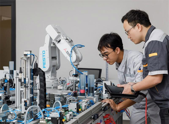 Dự thảo bảo đảm quyền lợi khi điều động, biệt phái, thay đổi vị trí việc làm hoặc thay đổi mức phụ cấp. Ảnh: MOET