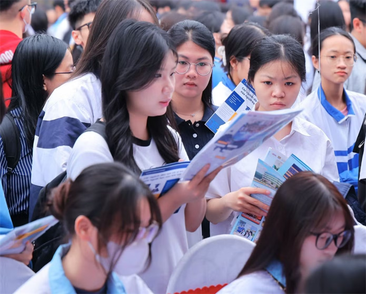 Thí sinh tại Ngày hội tư vấn tuyển sinh đại học 2026. Ảnh: Tiền phong