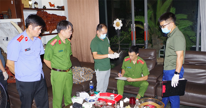 Cơ quan Công an thi hành Lệnh khám xét khẩn cấp nơi ở của đối tượng “Đức Cộng”. (Ảnh: Công an Ninh Bình)