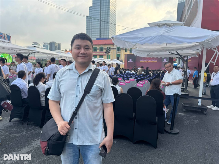 Anh Đào Anh Tú, sống tại phường Phú Thuận, TPHCM, cho biết: "Tôi nâng cấp từ iPhone Air lên iPhone 18 Pro Max màu Băng Thanh. iPhone Air có thời lượng pin không tốt, trong khi tôi cần một thiết bị có hiệu suất mạnh và pin khỏe để chỉnh sửa hình ảnh trên điện thoại. Tôi cũng muốn khám phá camera mới trên iPhone 18 Pro Max có những cải tiến thực tế ra sao". Anh Tú cho biết mình đã có mặt từ 5h50 để xếp hàng nhận máy sớm.