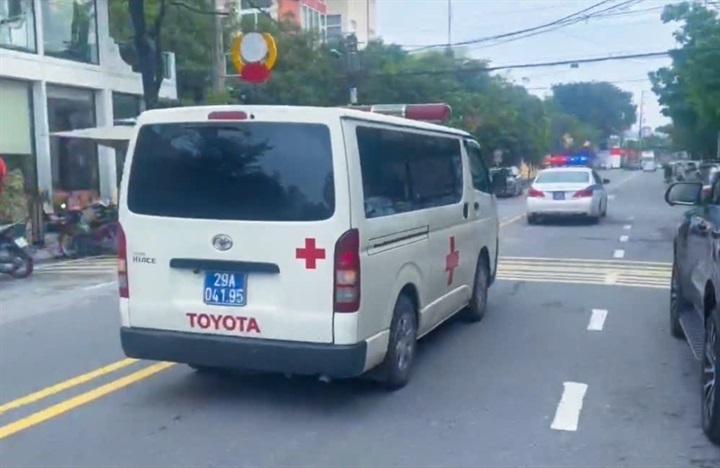 Tổ công tác hỗ trợ cho xe cứu thương chở người đến viện cấp cứu.