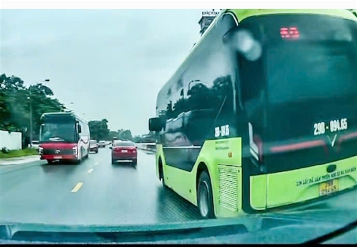 Hình ảnh xe buýt vượt phải, được camera hành trình của người dân ghi lại.