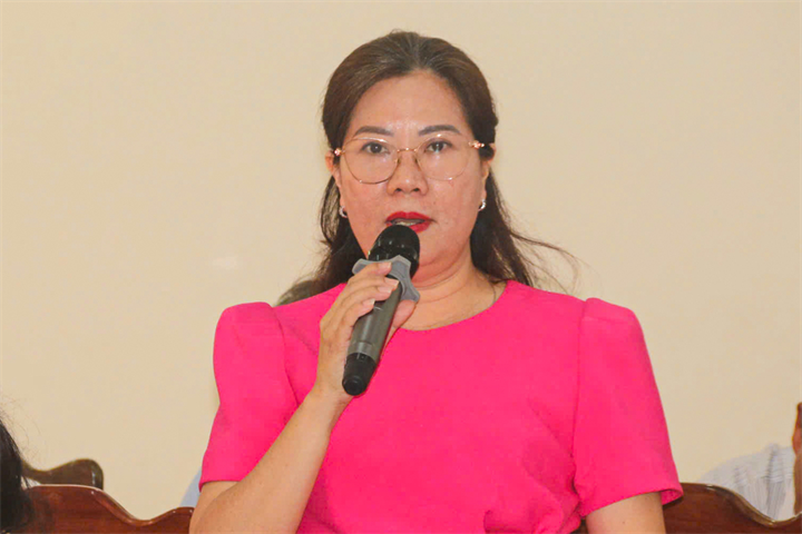 Bà Châu Đình Mai Phương, Hiệu trưởng Tiểu học Nha Trang, nêu ý kiến tại buổi làm việc. Ảnh: Xuân Nghi