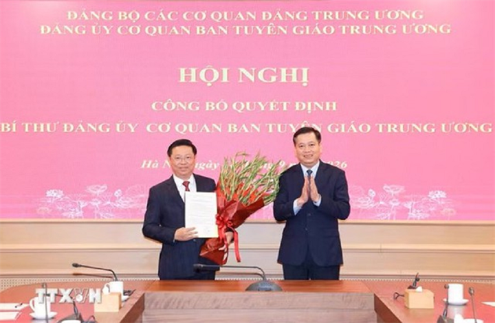 Ông Nguyễn Long Hải - Ủy viên Trung ương Đảng, Phó Bí thư Thường trực Đảng ủy các cơ quan Đảng Trung ương trao quyết định cho ông Trần Thanh Lâm (Ảnh: TTXVN).
