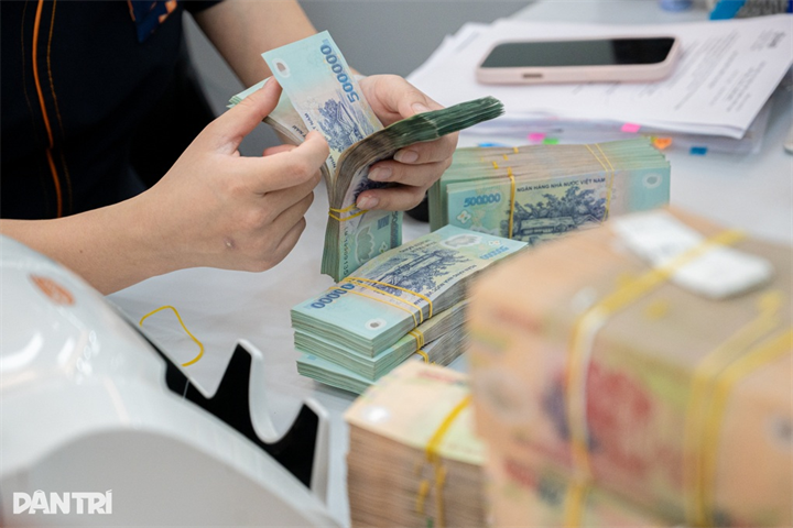 Nhân viên kiểm tra giao dịch tiền tại hệ thống ngân hàng (Ảnh minh họa: Thành Đông).