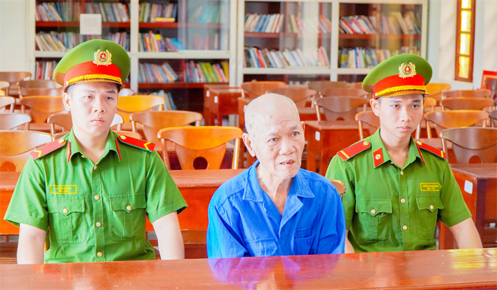 Đối tượng Trần Hoàng Minh tại cơ quan công an. Ảnh: Công an tỉnh Vĩnh Long