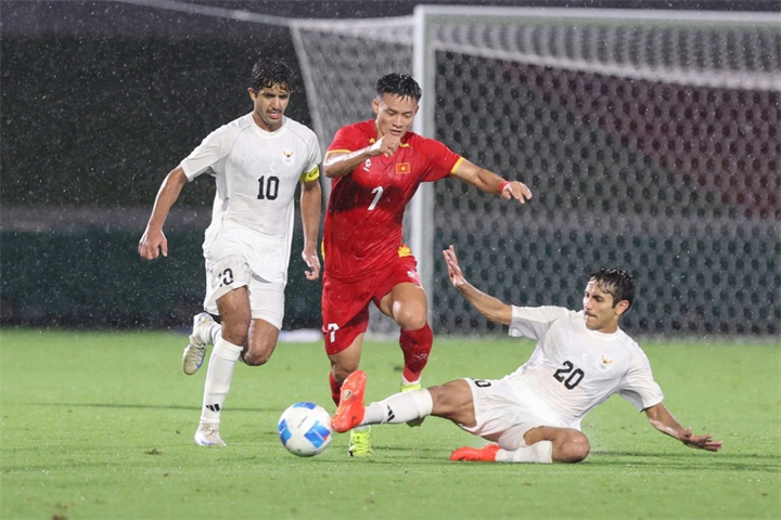 U23 Việt Nam (trang phục đỏ) đang đứng thứ hai tại bảng C sau hai lượt trận (Ảnh: KUNA)./ Theo báo Dân trí.