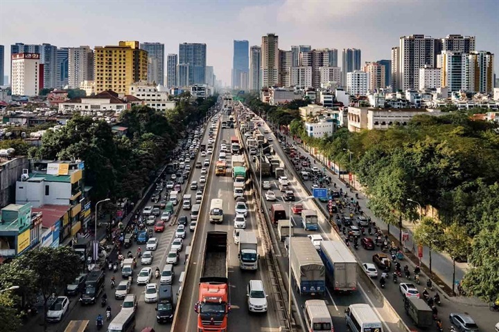 Theo số liệu, vào giờ cao điểm, ngày cao điểm, lưu lượng phương tiện trên cầu Thanh Trì và tuyến Vành đai 3 trên cao khoảng 122.606 xe/ngày đêm, gấp gần 8,1 lần lưu lượng thiết kế. Ảnh: Hữu Chánh