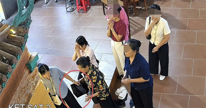 Hai người phụ nữ dàn cảnh móc túi tại đền Phấn Động, xã Tam Đa, tỉnh Bắc Ninh. (Ảnh cắt từ clip).